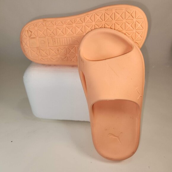 Puma Shibusa, soft peach, slip-on slides, 1"Sz 3, fits 6-7 pre-owned - Picture 2 of 7